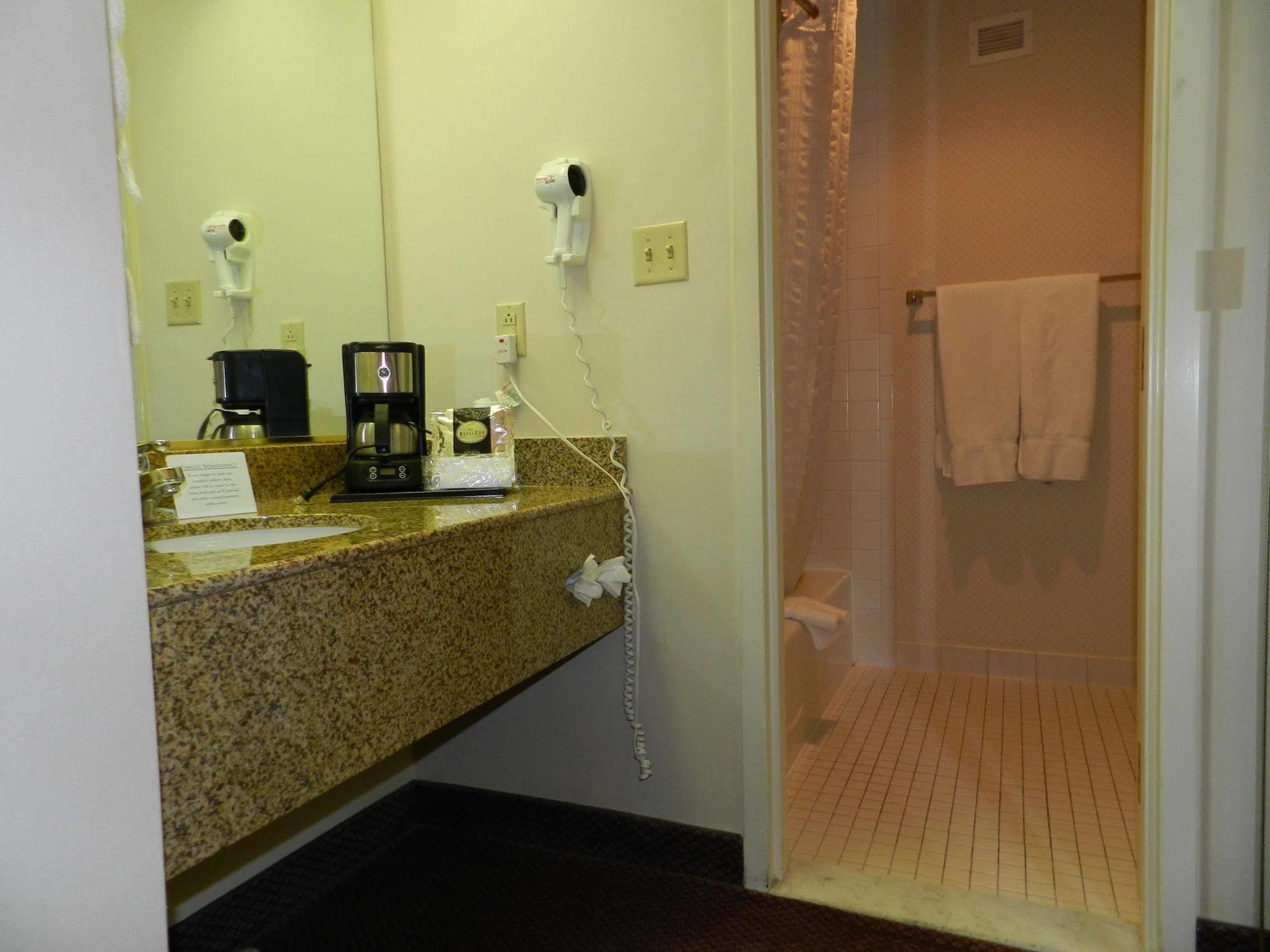 Ashmore Inn And Suites Lubbock Esterno foto